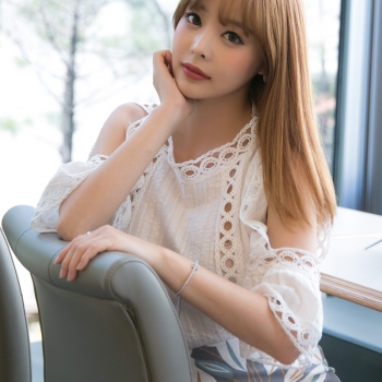 韓系小香風微性感露肩衫